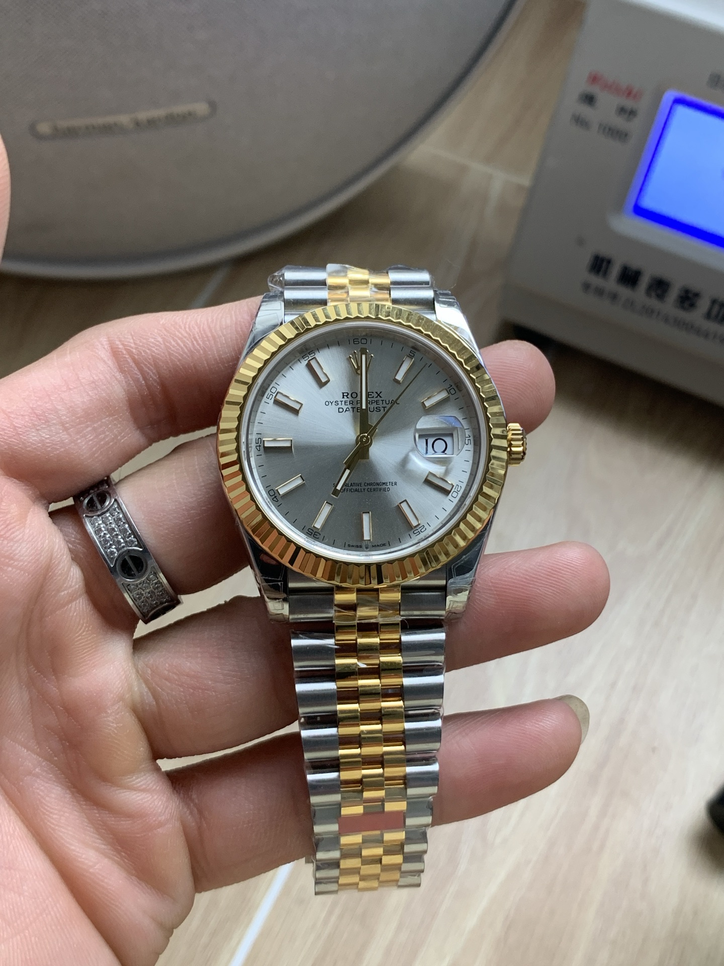 vsf-11835-adfb1f0461-i1750767992850_3630_0_0-1 VS Factory Rolex Datejust 41mm Two-Tone Yellow Gold Silver Dial Jubilee Bracelet (126333) 1:1 Super Clone – DD3235 Movement - Image 1