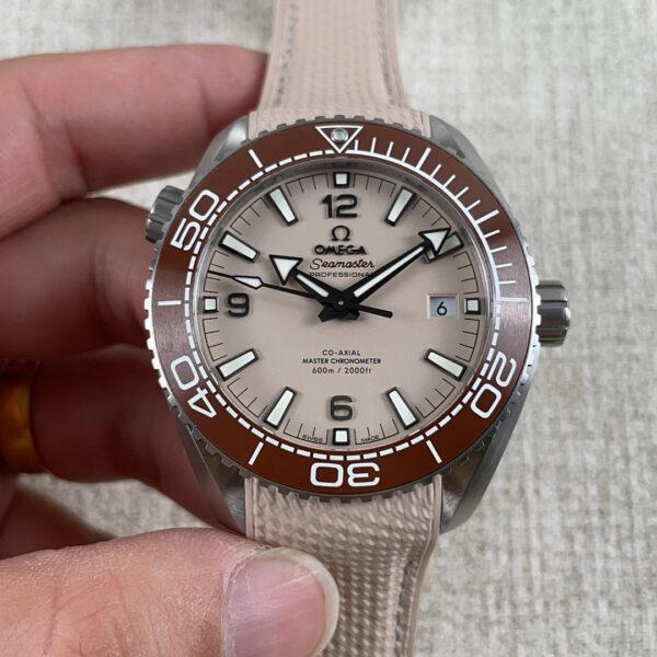 VS Factory Omega Seamaster Planet Ocean 600M 43.5mm Beige Dial Brown Bezel (215.32.44.21.09.001) 1:1 Super Clone – DD8900 Movement