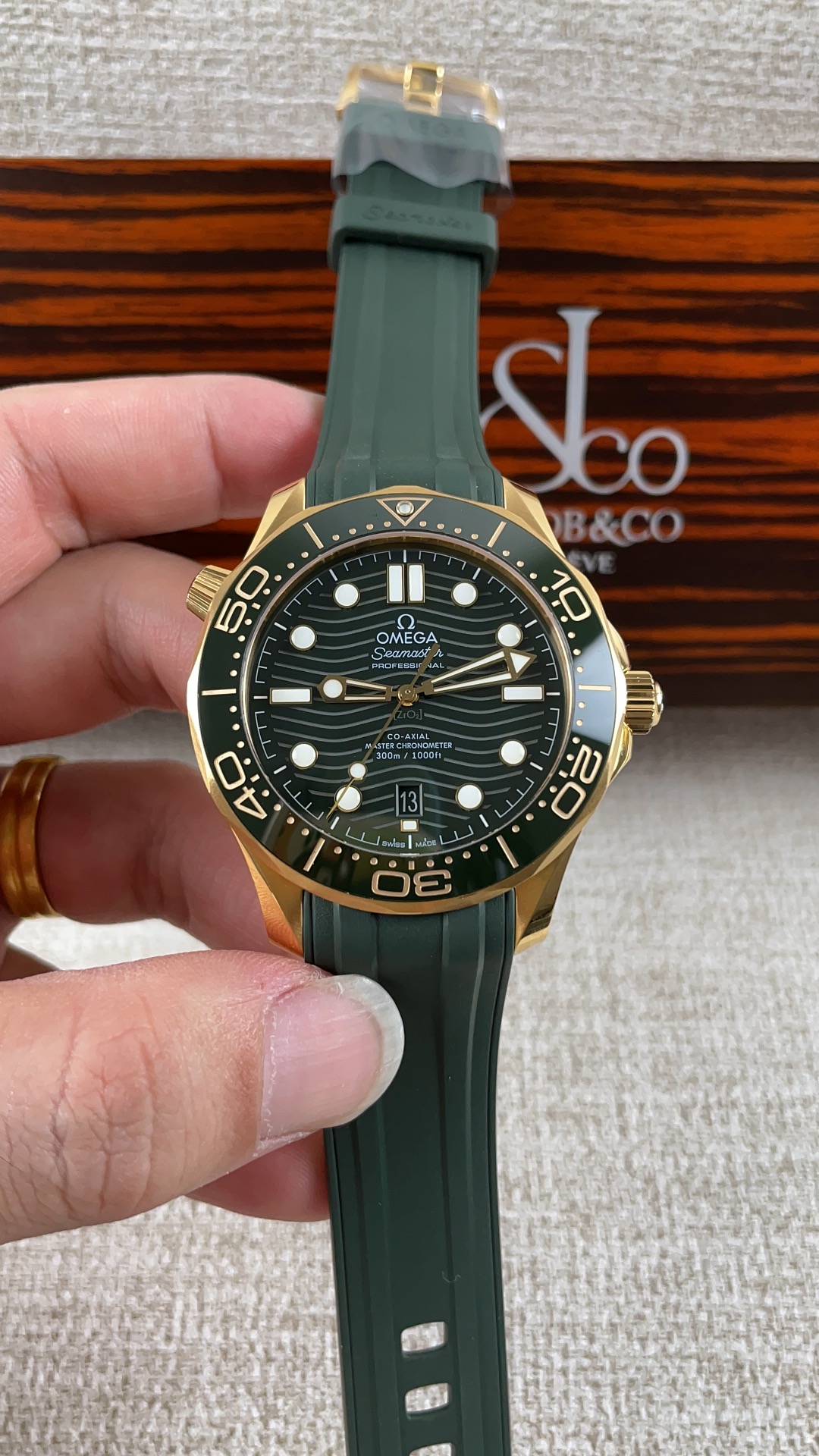 vsf-15731-c4503ca3ec-i1742963089_1033_5-1 VS Factory Omega Seamaster Diver 300M “Green & Gold” (210.62.42.20.10.001) 1:1 Super Clone – DD8800 Movement - Image 1